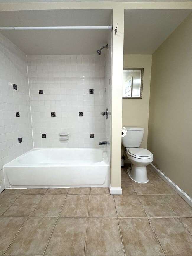 Building Photo - Centrally Located 1BR/1BA English Basement in Capitol Hill Basic Utilities Included