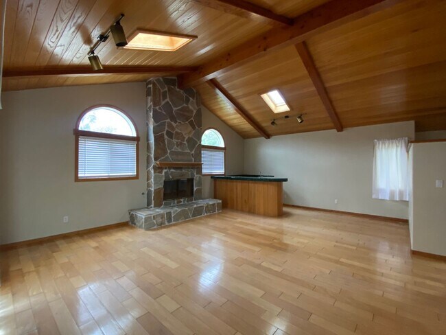 Building Photo - 3BR 3BA home, located in beautiful Solana Beach! Spacious layout with lush landscape