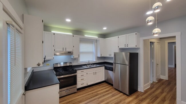 Building Photo - 5807 N Artesian Ave