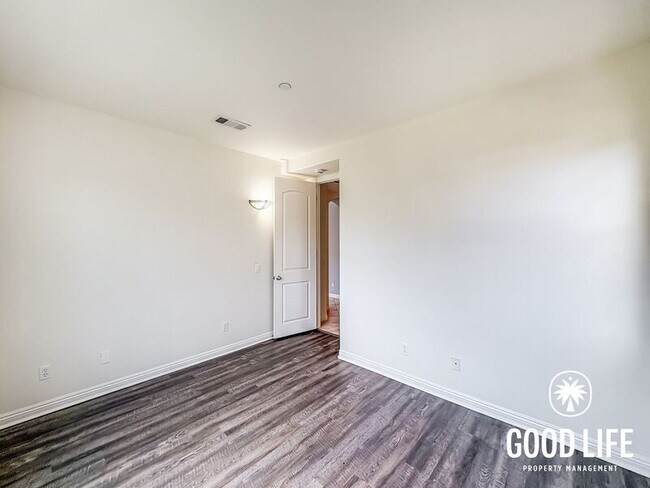 Building Photo - 3896 Lake Cir Dr