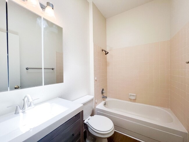 Building Photo - Spacious 3 Bed 2 Bath Home
