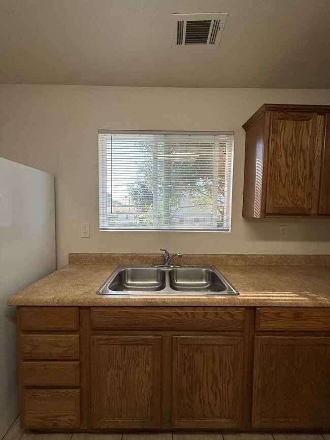 Building Photo - L41900