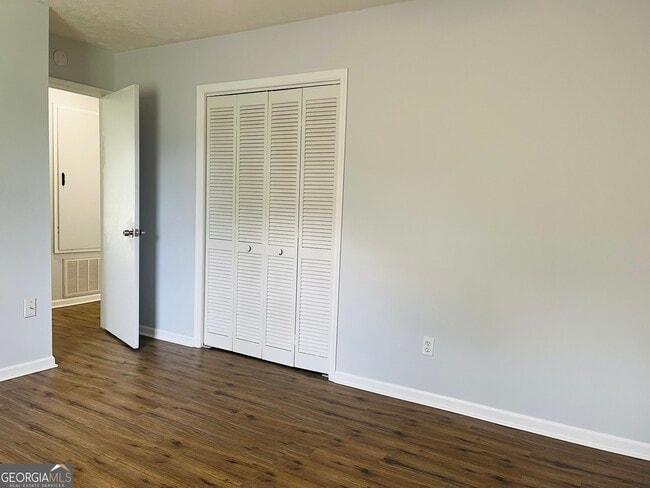 Building Photo - 104 Peachtree Ct