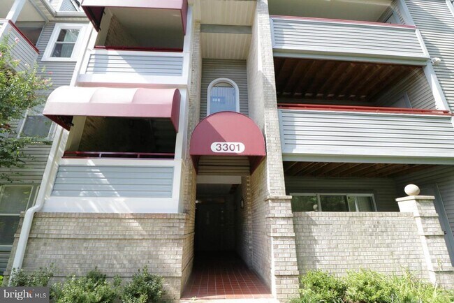 Building Photo - 3301 Sir Thomas Dr