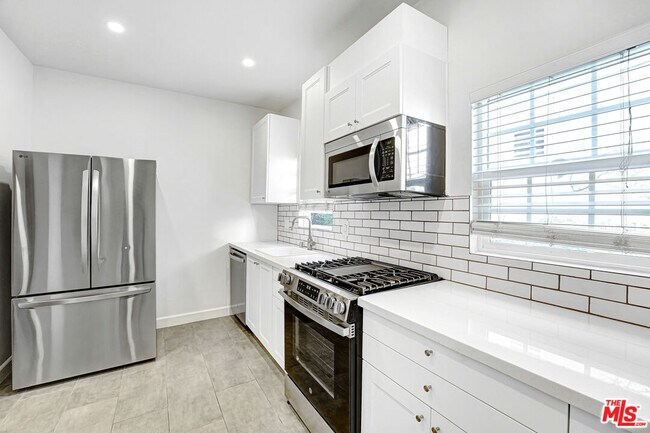 Building Photo - 1359 Cloverdale Ave