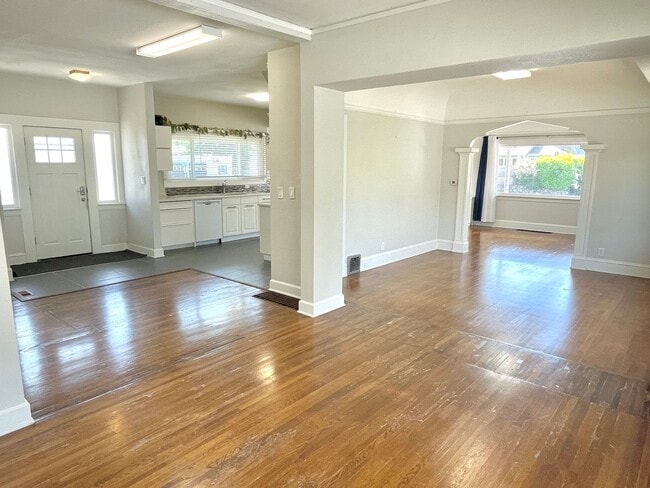 Building Photo - Rose City Park 2 bed, 2 bath with classic ...