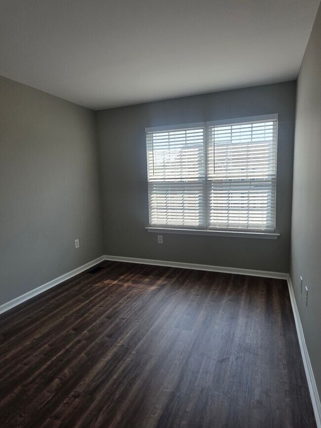 Building Photo - End Unit Townhouse in Brennan Estates- 2 Bedrooms with a bonus space