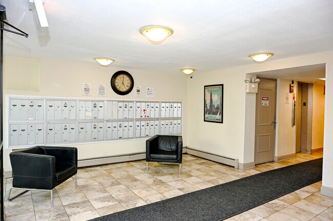 Building Photo - 1415 W Lunt Ave
