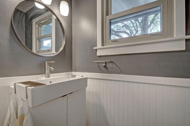 Building Photo - 1708 Windoak Dr