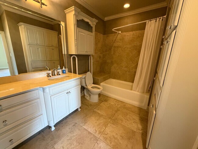 Building Photo - Gorgeous 4 bedroom, 3 Bathroom Home in Lakeside on Long Lake
