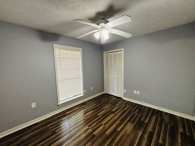 Building Photo - 709 Greenfield Dr