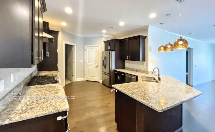 Building Photo - 5665 Bungalow Cir