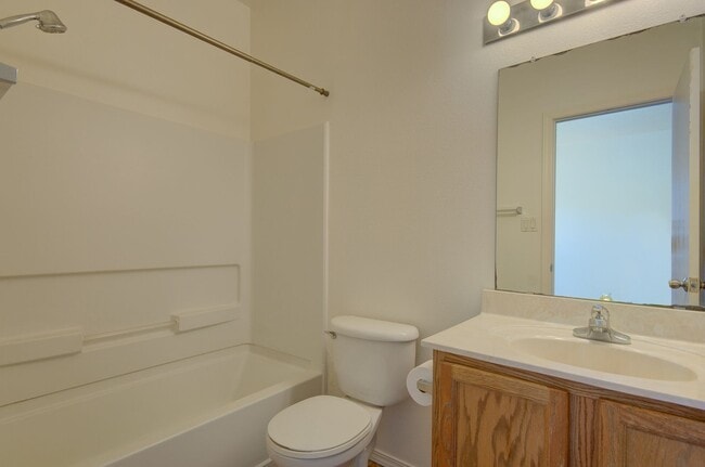 Building Photo - Amazing 3 Bedroom Near Rust Medical Center!!