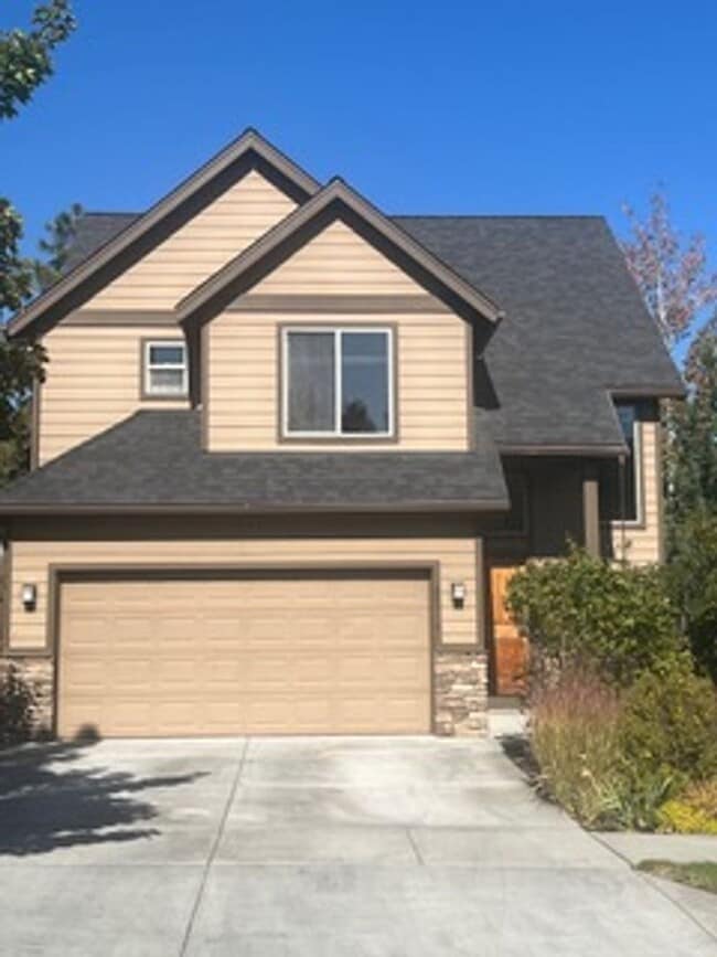 Building Photo - Charming 3 Bedroom Home in SE Bend with Spacious Backyard!