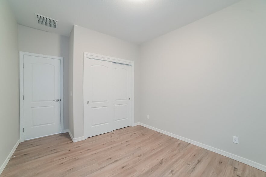 Building Photo - 19284 W Woodlands Ave