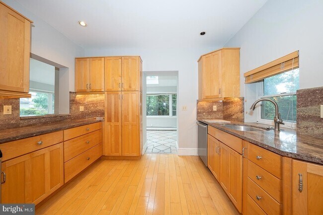 Building Photo - 212 Elm Terrace