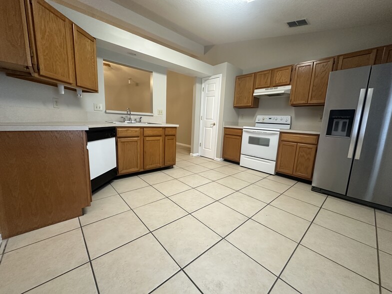 Building Photo - 1687 Spring Branch Dr W