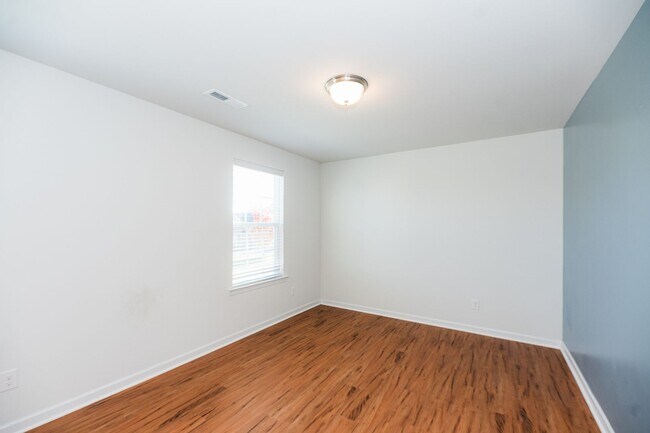 Building Photo - Amazing 4 bedrooms, 2.5 baths 2-story home in Clemmons w/ 2 car garage/fenced in backyard