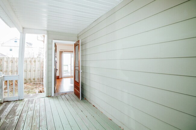 Building Photo - 1467 Sabra Rd