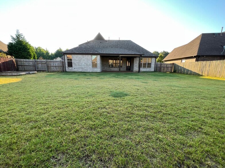 Building Photo - 5607 Pinetree Loop E