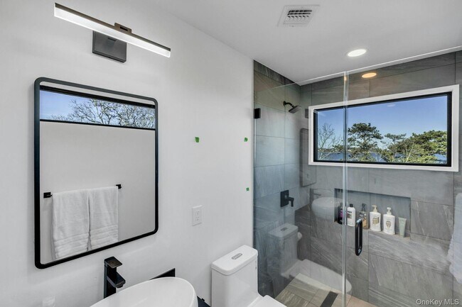 Building Photo - 10 Bay View Dr