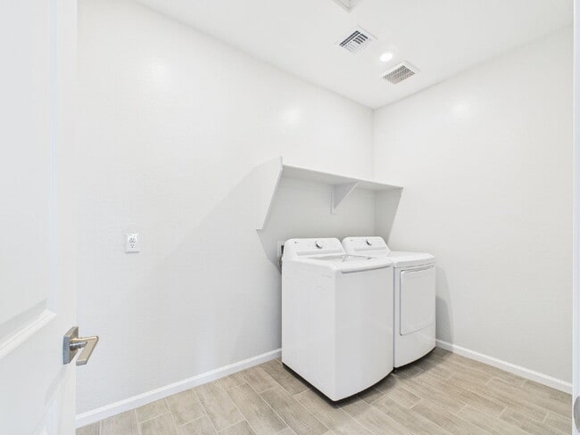 Building Photo - NORTH COPPER CANYON BRAND NEW BEAUTY