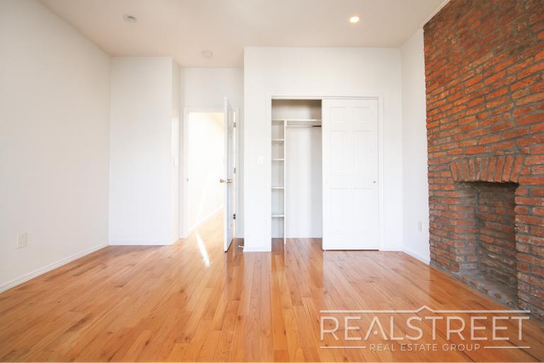 Building Photo - Spacious 2 BR in Heart of Park Slope