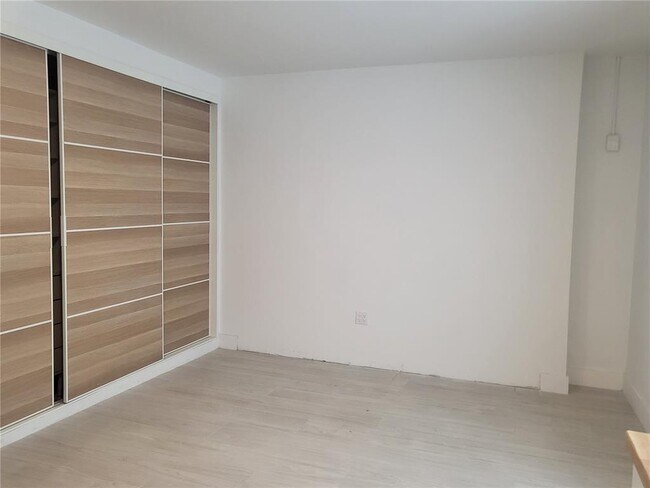 Building Photo - 5512 SW 57th Pl