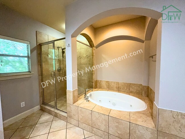 Building Photo - Elegant and Spacious 2-Bedroom Townhome with Rooftop View in Dallas