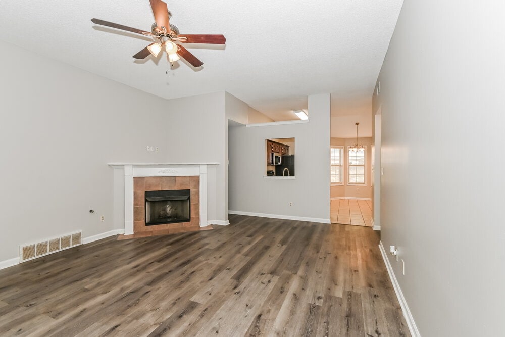 Building Photo - 8445 Clubview Dr