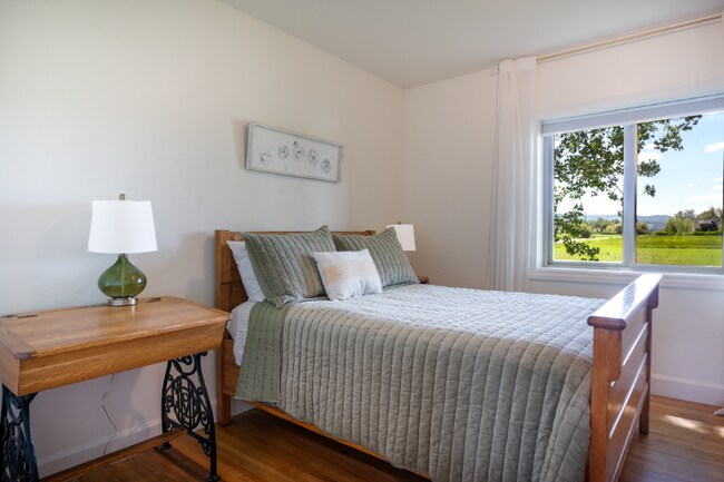 Building Photo - 1815 Lower Valley Rd