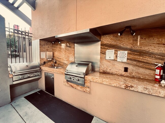 Building Photo - Renovated Uptown District Top Floor Condo in the Hillcrest