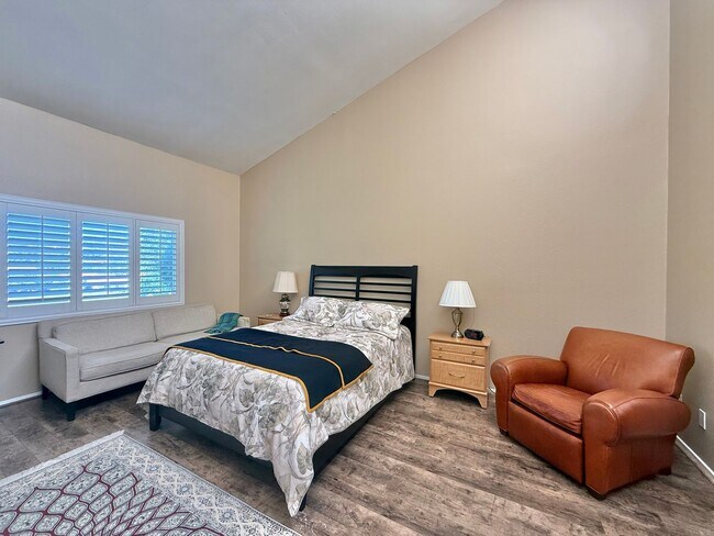 Building Photo - Beautifully Remodeled Home with an Extra L...