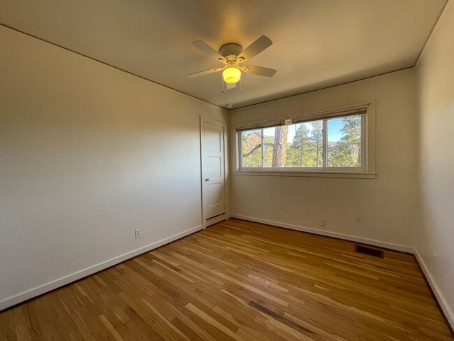 Building Photo - 3BR/1BA unit less than 3 mi from LANL and downtown! (4477 Yucca Unit B)