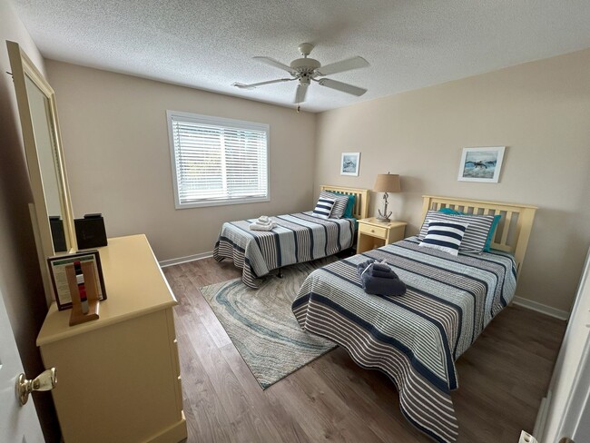 Building Photo - Monthly furnished rental 2 1/2 miles from ...