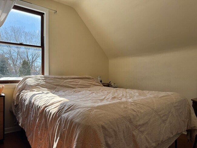 Building Photo - Charming Home For Rent Near UNO & Aksarben