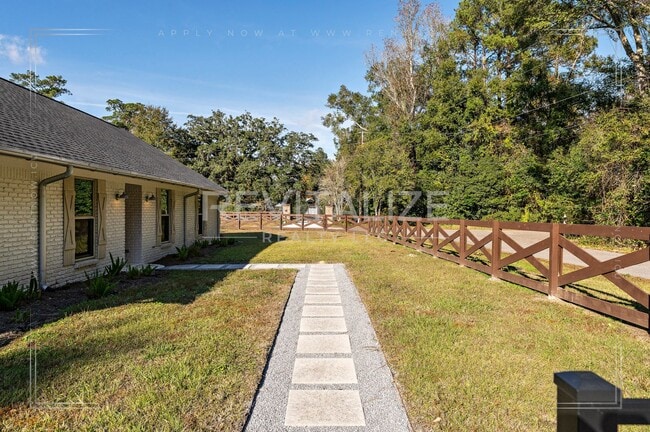 Building Photo - Stunning 3 Bed 2 Bath Brick Home with Huge Yard!