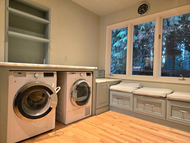 Building Photo - 5 Bedroom 4 Bathroom Home in Woodinville