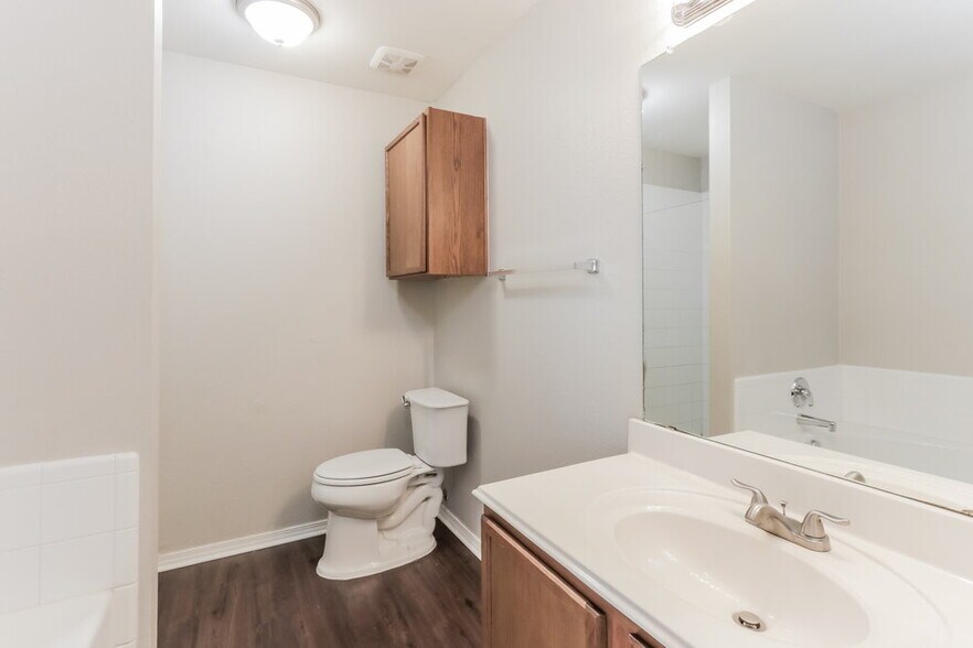 Building Photo - 2014 Gardenia Dr
