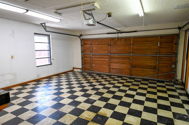 Building Photo - 4160 Cedar Ave