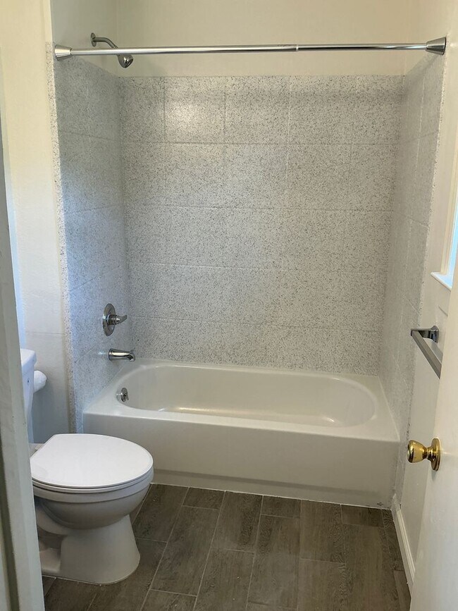 Building Photo - 4/2 with Premium Finishes & Great Backyard