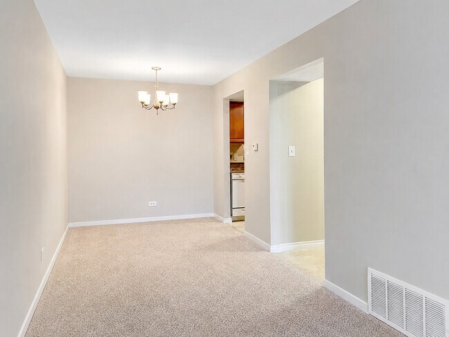 Building Photo - 8 Oak Creek Dr