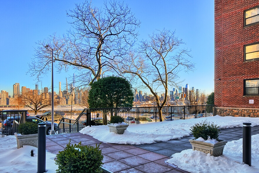 Building Photo - 6515 Boulevard E