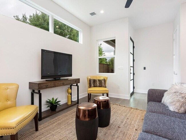 Building Photo - 1111 Brookswood Ave