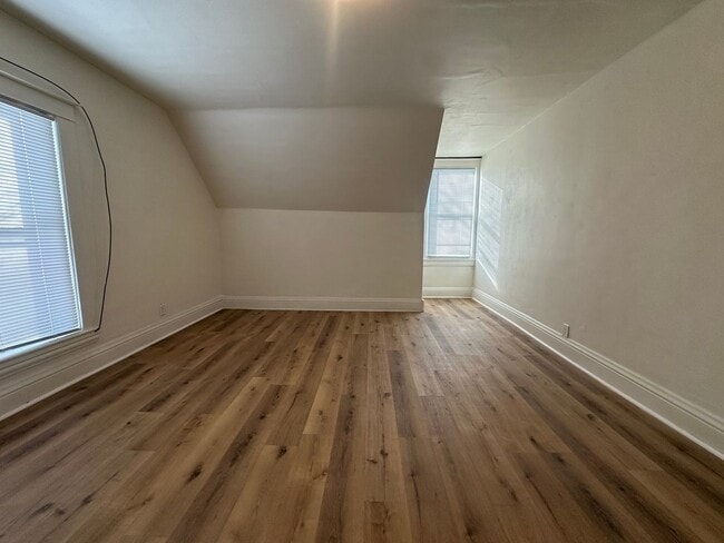 Building Photo - Three Bedroom Home in Battle Creek