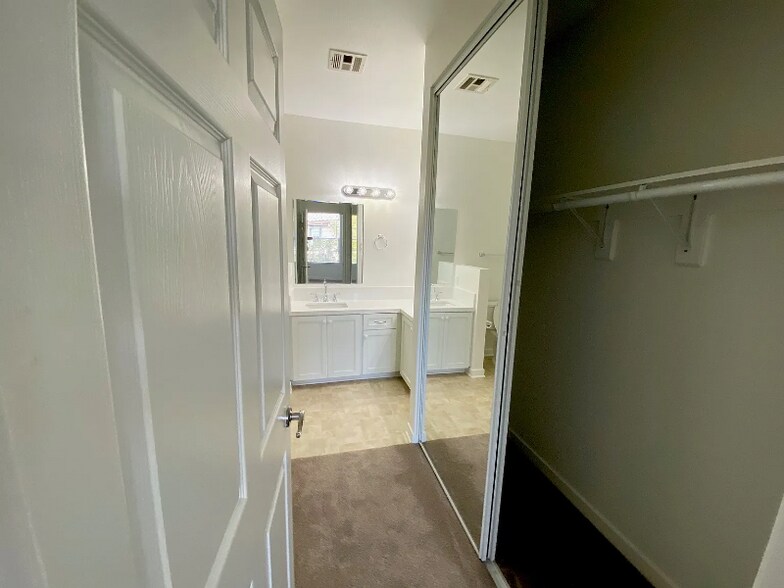 Building Photo - 10884 Sabre Hill Dr