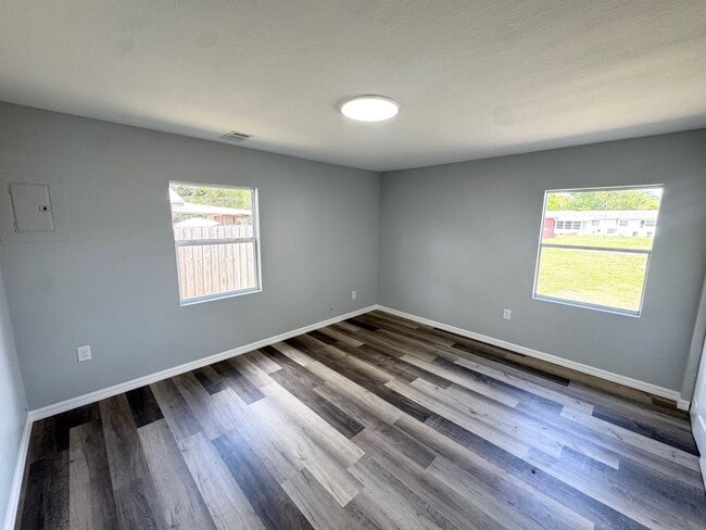 Building Photo - GORGEOUS REMODELED 3BR/2BA Zephyrhills Home with HUGE SCREENED IN PORCH and Shed