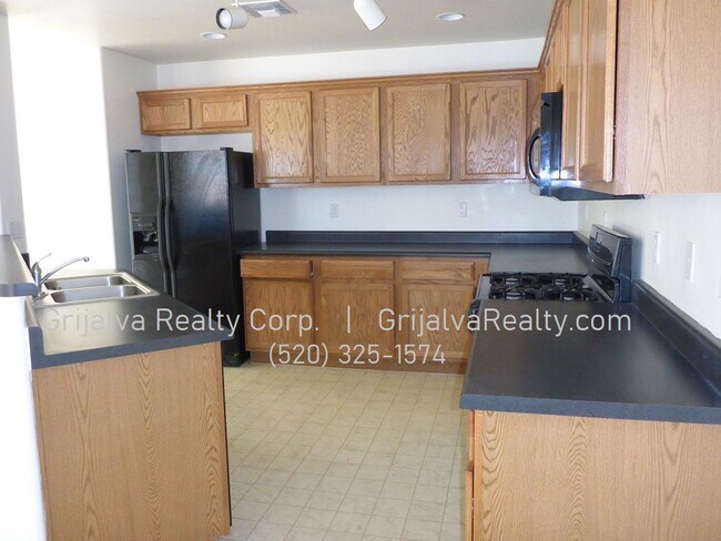 Building Photo - 4 Bedroom, 2 Bath Two-Story Home in Los Ar...