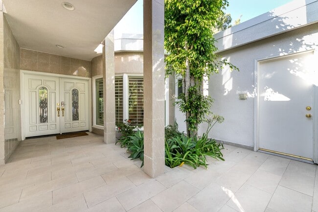 Building Photo - Alto Cedro Estate Lease