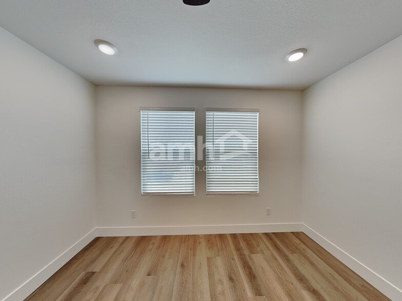Building Photo - 11111 Magallanes St